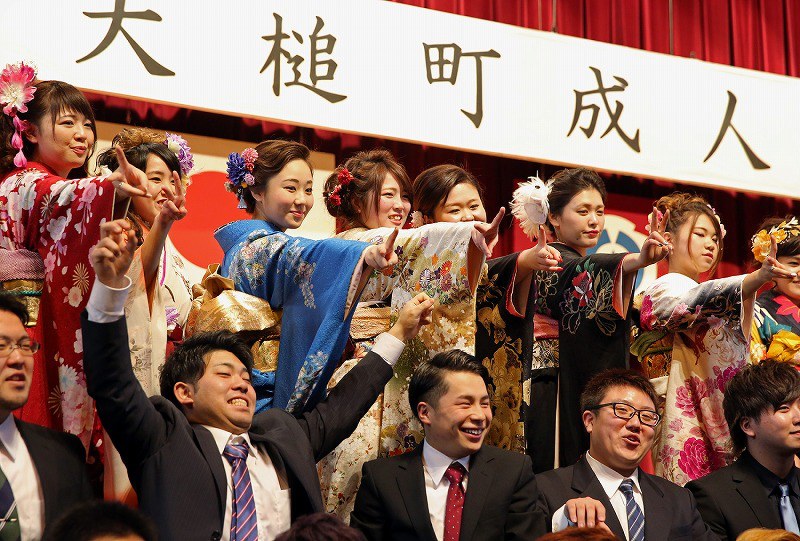 成人式：「復興の使命」誓う 熊本・益城町 [写真特集2/8] | 毎日新聞