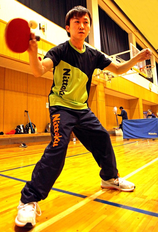 しっかりと両足を構え、仲間とラリーを続ける金子和也選手=さいたま市浦和区大原の障害者交流センターで、橋本政明撮影
