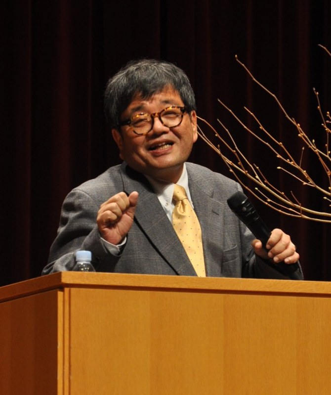 九州文化塾 ラテン化で日本人を幸せに 森永卓郎さん 笑い交え講演 １３００人聴き入る 福岡 毎日新聞