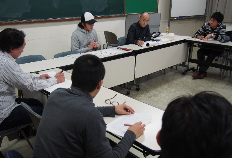 「道徳の教科化を考える会」は学習会で子どもの内面を評価する難しさを話し合っている=東京都国分寺市の国分寺労政会館で