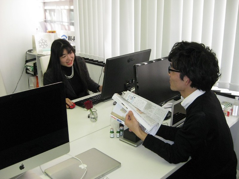 UZUZのオフィスで記事の書き方を話し合うあおみゆうのさん(左)と浦川俊平さん=東京都新宿区で