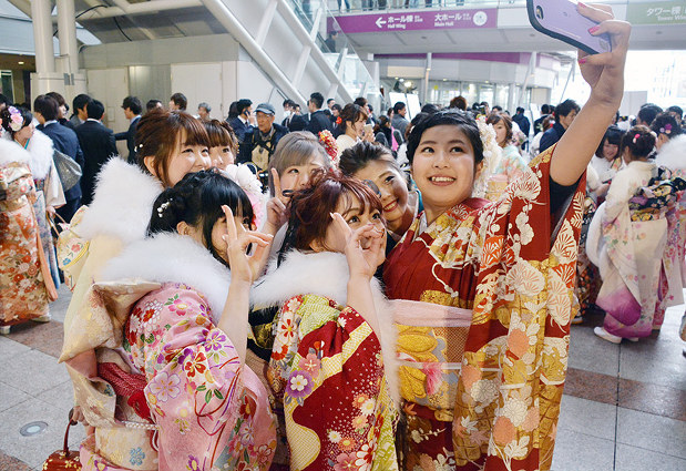 成人式 未来に向かい新たな一歩 県内新成人９８２７人 各地で式典 香川 毎日新聞