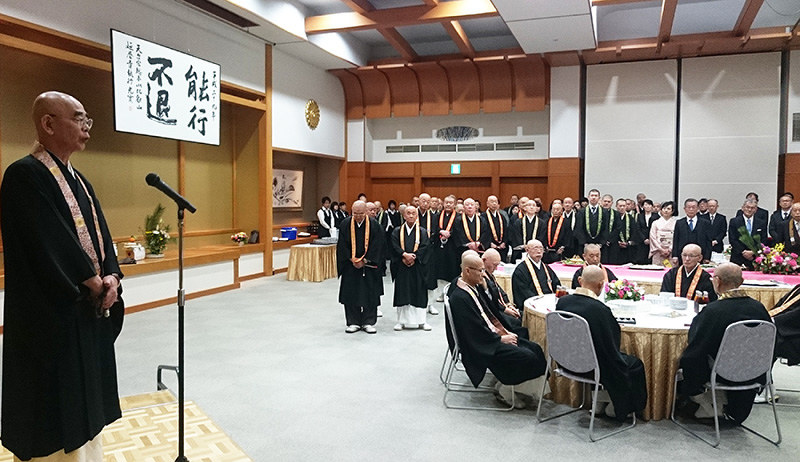 年賀式の祝賀会であいさつする小堀光實・延暦寺執行=大津市の延暦寺会館で、山本直撮影