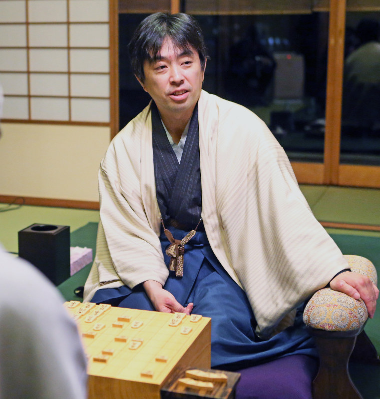 郷田王将を破り感想戦で対局を振り返る久保九段=2017年1月9日、スポニチ撮影
