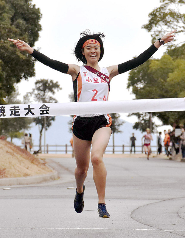 香川駅伝 小豆島高校 アベック初ｖ 男子 一度もリード譲らず 女子 ２人区間賞で大会新 香川 毎日新聞