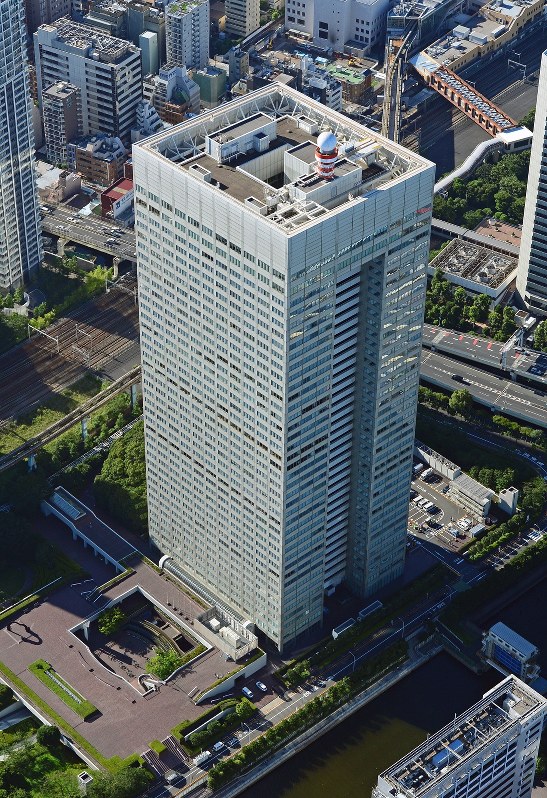 東芝本社=2015年7月21日、竹内紀臣撮影