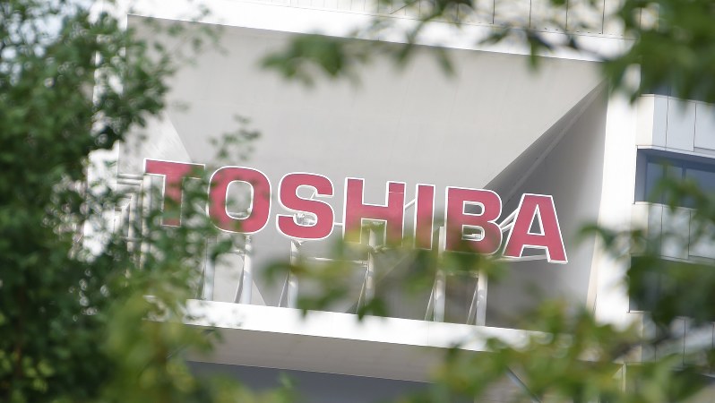 東芝本社の看板=2015年7月29日、内藤絵美撮影