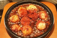 「激辛 丸腸アヒージョ」（８００円税別、以下同）。ゴマ油で作る、焼肉店ならではの激辛アヒージョ