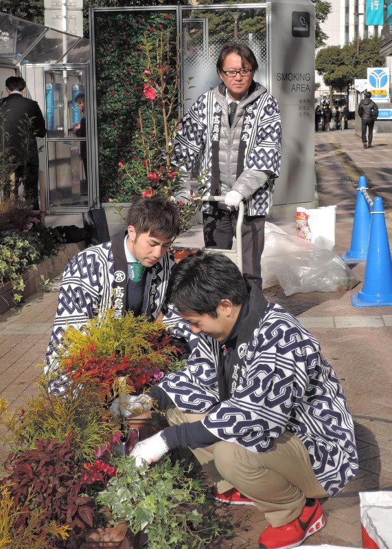 花壇緑化計画 横浜駅西口の広場を花と緑でいっぱいに 振興協など植栽 神奈川 毎日新聞