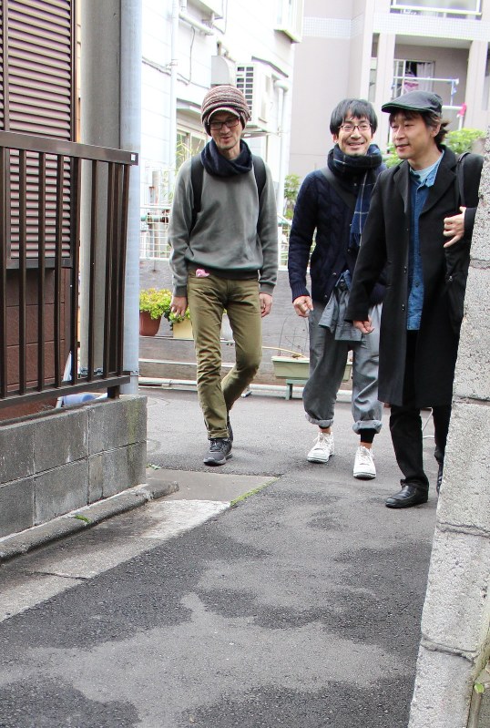 東京都内を歩く左からフジシロさん、木村さん、斎藤さん=墨田区で