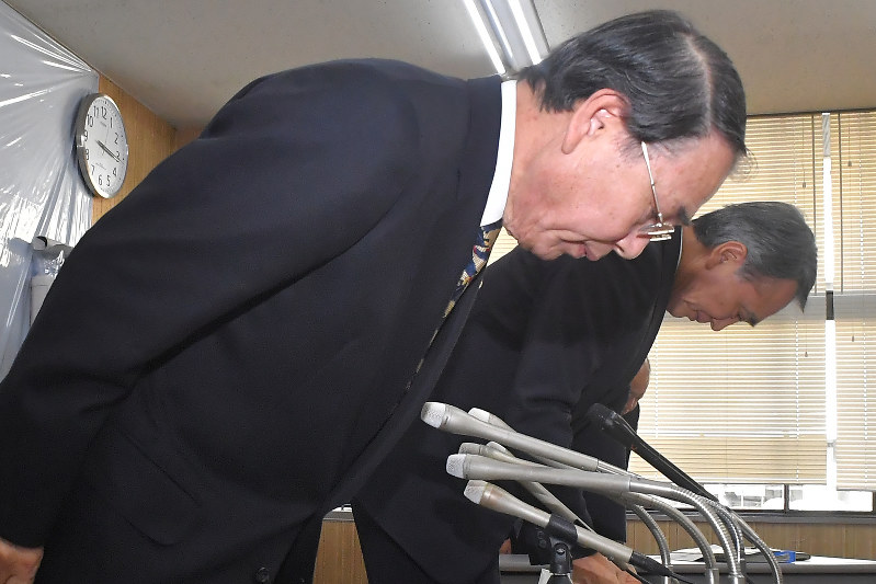 記者会見で辞職を表明し、最後に一礼する飯塚市の(手前から)斉藤守史市長と田中秀哲副市長=飯塚市役所で2017年1月11日午後3時15分、和田大典撮影