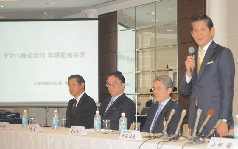 今年の抱負について述べるヤマハの中田社長(右)=浜松市中区で
