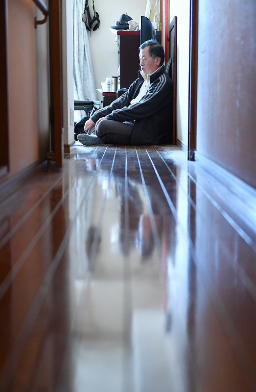 借り上げ復興住宅で暮らす吉山隆生さん。神戸市から明け渡しを求められ、提訴された=神戸市兵庫区で、望月亮一撮影