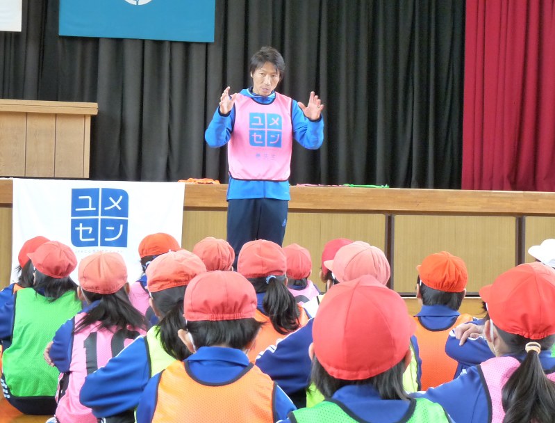子どもたちに夢を持つことの大切さを話す波戸さん=揖斐川町小島の小島小学校で