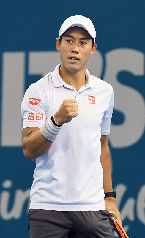 ブリスベン国際男子シングルス準決勝でバブリンカに勝利し、ガッツポーズする錦織＝共同