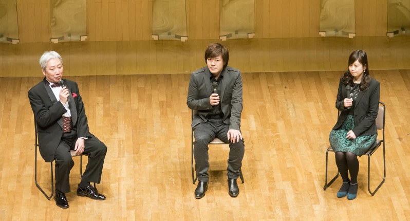 トークショーで語り合うクラシックギタリストの福田進一さん(左)、小説家の平野啓一郎さん(中央)、作曲家の林そよかさん=東京都渋谷区の白寿ホールで2017年1月7日、(C)東昭年