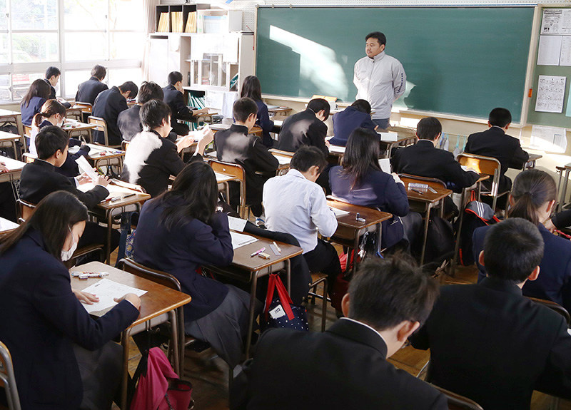 チャレンジテスト 14万人が受ける 2校で一部未履修 府教委が対応検討 大阪 毎日新聞 チャレンジテスト 14万人が受ける 2校で一部未履修 府教委が対応検討 大阪 毎日新聞
