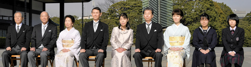 「歌会始」で入選した(左から)政井繁之さん、上田国博さん、小松美佐子さん、平田恭信さん、西出和代さん、角田正雄さん、山本英吏子さん、鴨下彩さん、杉本陽香里さん=皇居で2017年1月13日午後1時10分、根岸基弘撮影