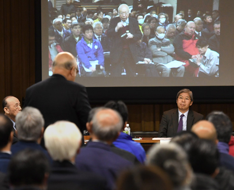 「第4回豊洲市場における土壌汚染対策等に関する専門家会議」で市場関係者(左)の質問を聞く平田健正座長(右奥)=東京都中央区の築地市場内で2017年1月14日午後1時48分、丸山博撮影