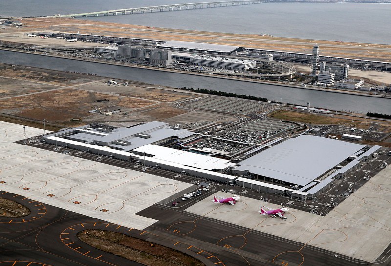 関西国際空港の第2ターミナルビル。国際線エリア(中央左側の棟)が新設された。既存部分(右側の棟)は国内線エリアとなる=2017年1月12日、本社ヘリから幾島健太郎撮影