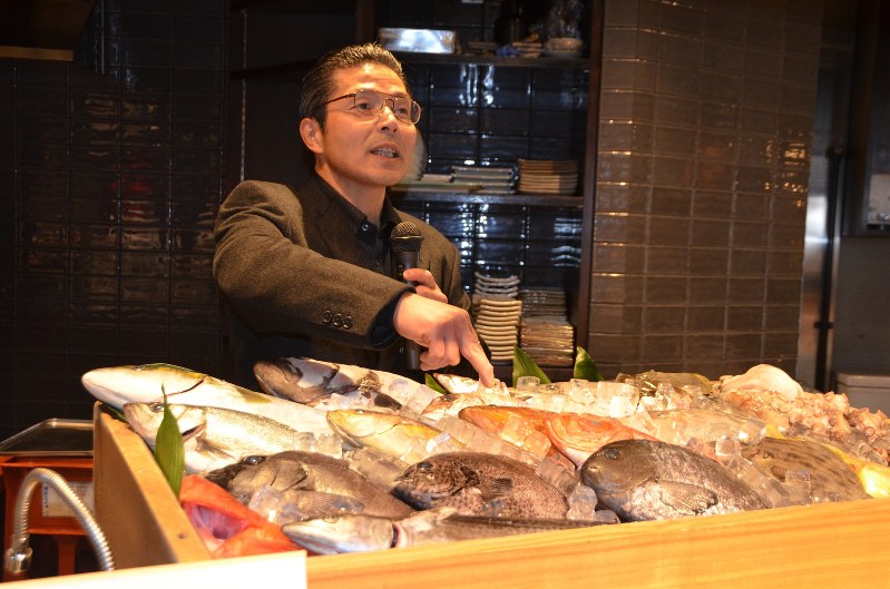五島列島で取れた新鮮な魚を並べる、新上五島町の鮮魚店の大谷恵次さん=東京都渋谷区宇田川町の「日本列島酒場上五島」で2017年1月14日午後0時51分、錦織祐一撮影