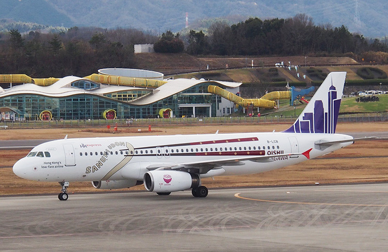 特別塗装が施された香港エクスプレス機。機体の左側には、うどんを挟んだはしが描かれた=高松空港で、植松晃一撮影