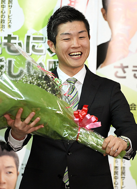 当選が決まり笑顔を見せる東修平さん=大阪府四條畷市で2017年1月15日午後10時32分、大西岳彦撮影