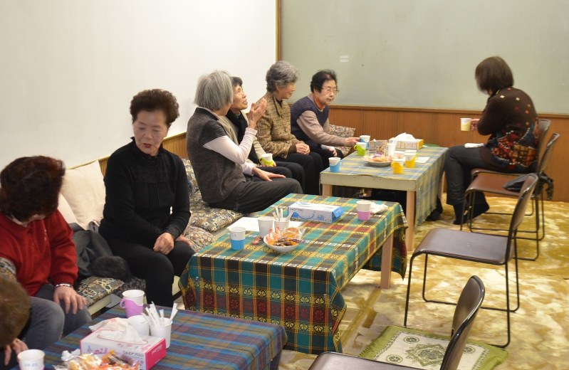 新たにオープンした「南区地域の茶の間 天昌堂サロン」を利用する住民ら=新潟市南区で