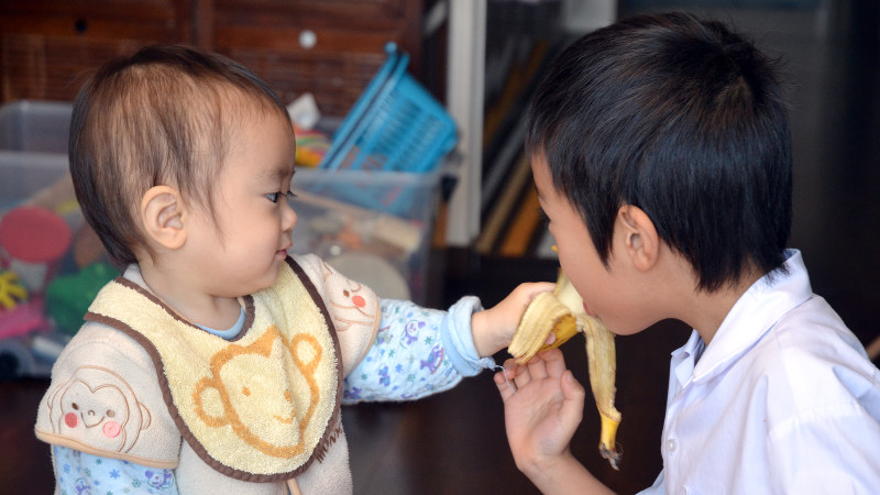 「お兄ちゃんも食べて」=東京都内で、関口純撮影