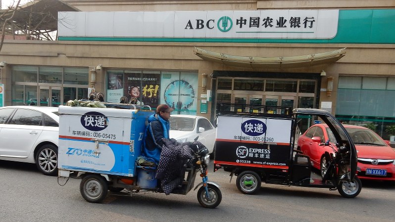 商品を満載した宅配バイク。最近は飲食店の出前用バイクも加わり、「宅配競争」が激化している=中国北京市内で1月17日、赤間清広撮影