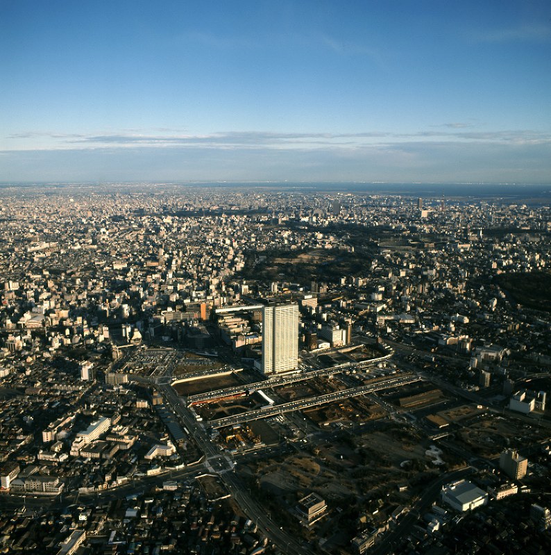 新宿に完成した高さ169メートルの京王プラザホテル。そのほかに高層の建物はほとんどなかった=1971年撮影