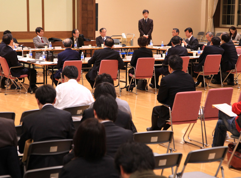 原発事故の損害賠償の指針を策定した原子力損害賠償紛争審査会=東京都内で12年3月、梅村直承撮影