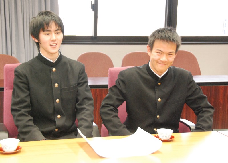 全国大会での健闘を誓う能仁良明さん(右)と松崎拓海さん=県庁で