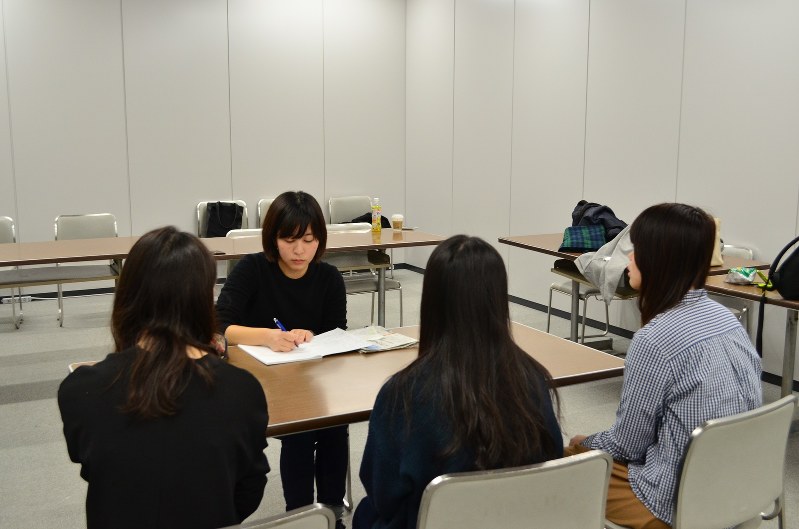 まとめサイトのアルバイト体験を語る3人の学生(手前)