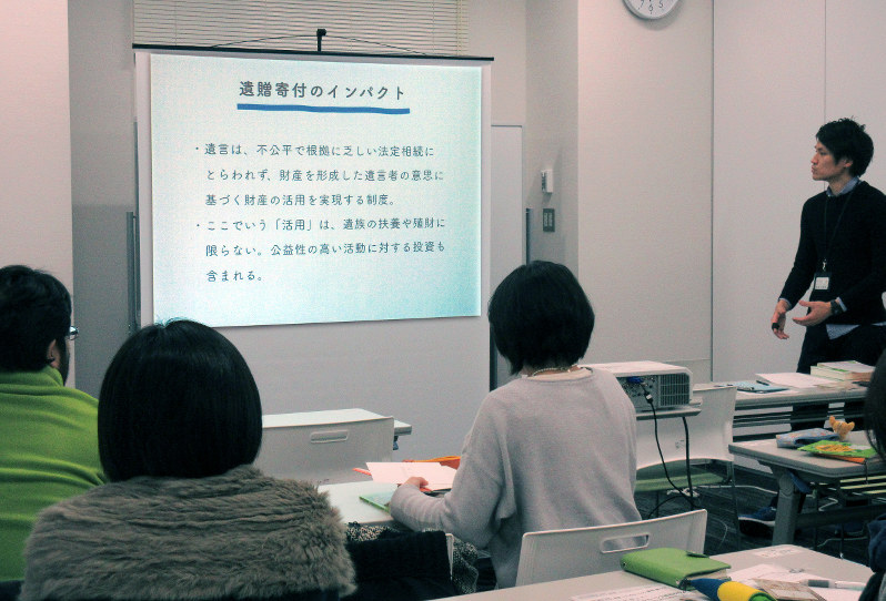 勉強会で遺贈寄付について説明する弁護士(右)=福岡市中央区で