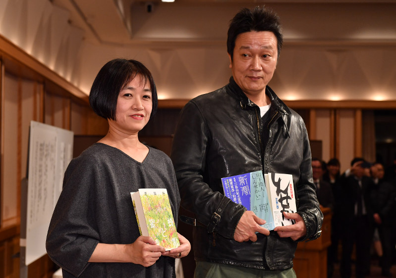 写真撮影に応じる芥川賞に決まった山下澄人さん(右)と直木賞に決まった恩田陸さん=東京都千代田区で2017年1月19日午後8時16分、西本勝撮影