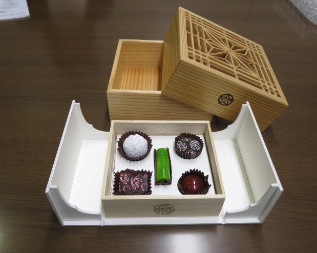 ななつ星 これも豪華 バレンタイン用にチョコレート 毎日新聞