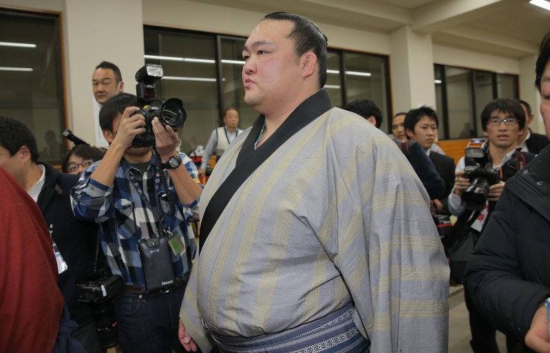 初優勝が決まり、支度部屋を後にする稀勢の里=東京・両国国技館で2017年1月21日、宮武祐希撮影