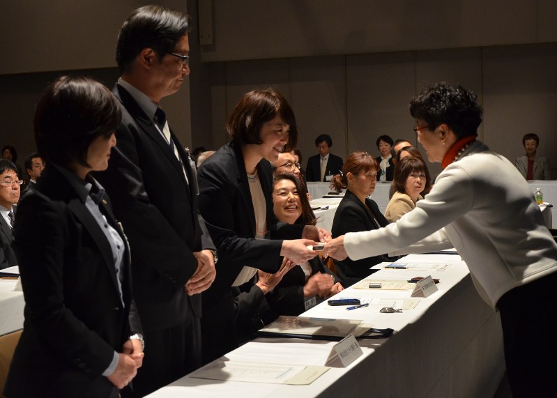 せんだい男女共同参画財団の木須八重子理事長(右)から修了証を受け取る受講生=仙台市青葉区のエル・パーク仙台で
