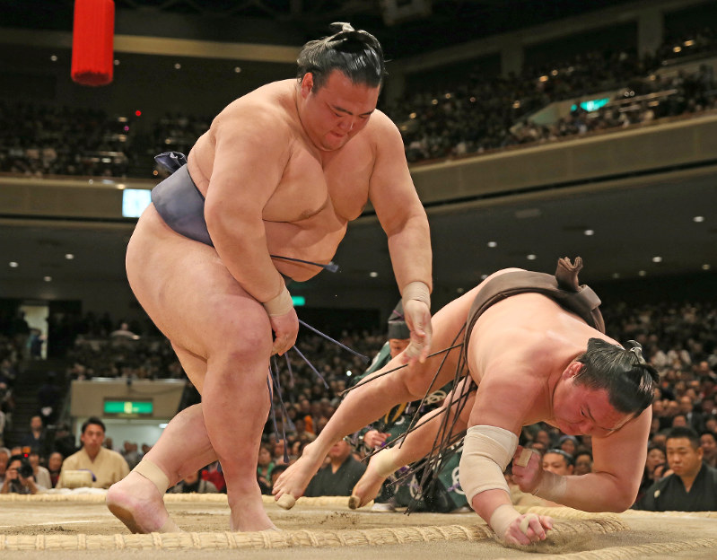 稀勢の里横綱昇進へ：白鵬破り14勝 日本出身19年ぶり | 毎日新聞