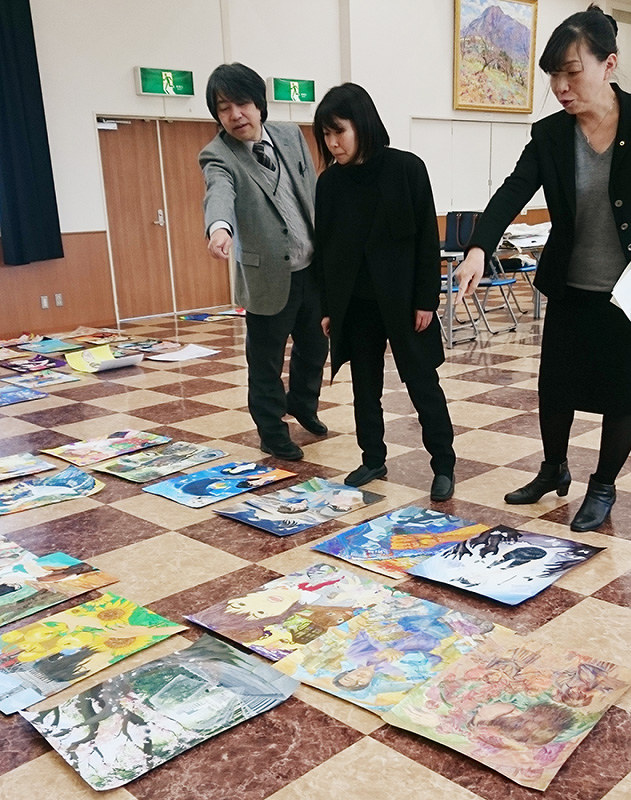 児童や生徒の力作について話し合う審査員たち=徳島市北田宮1の県教育会館で、田畑知之撮影