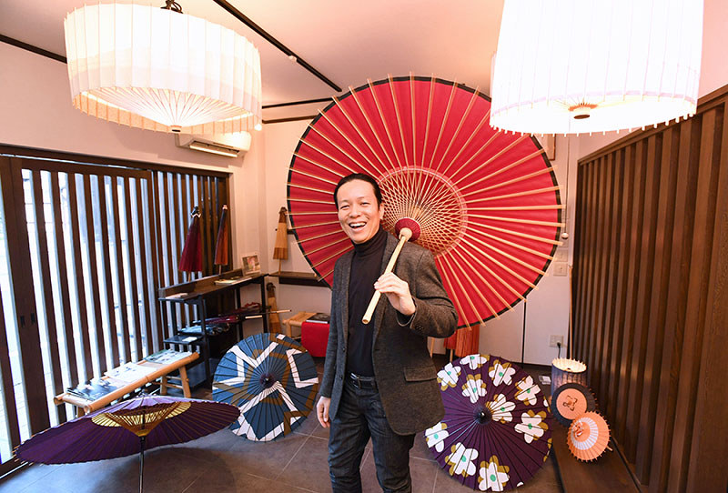 京に生きる 技と人 １４ 京和傘 日吉屋 中 魅力と限界 ５代目の葛藤 京都 毎日新聞