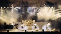 日本武道館のコンサートでスポットに浮かび上がるオフコースのメンバー＝１９８２年６月