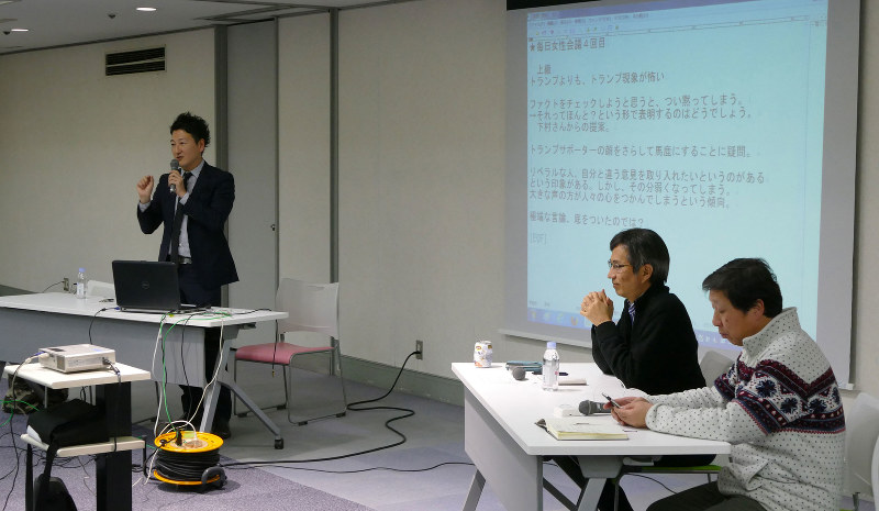 参加者にアドバイスする堀潤さん(左)と下村健一さん(中央)、小川一取締役=千代田区一ツ橋1の「毎日ホール」で