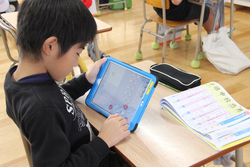 漢字を部品に分解し、書き順通りに自動的に書き上がるプログラムを書く。最後の花丸も自動でつけていた=大分県臼杵市立福良ケ丘小学校で2016年12月12日、岡礼子撮影
