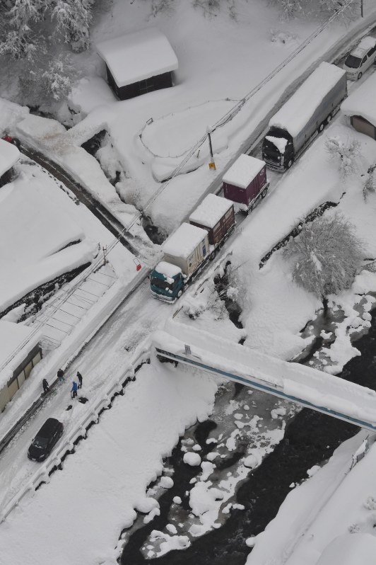 鳥取大雪：300台以上が立ち往生 陸自に災害派遣を要請 [写真特集18