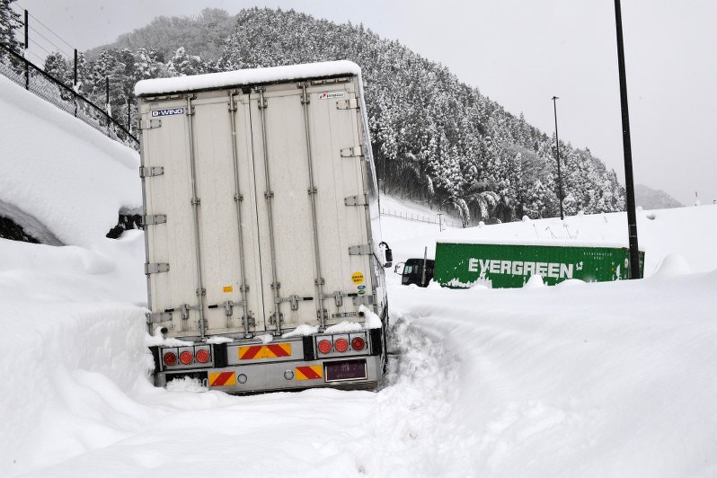 鳥取大雪：300台以上が立ち往生 陸自に災害派遣を要請 [写真特集18
