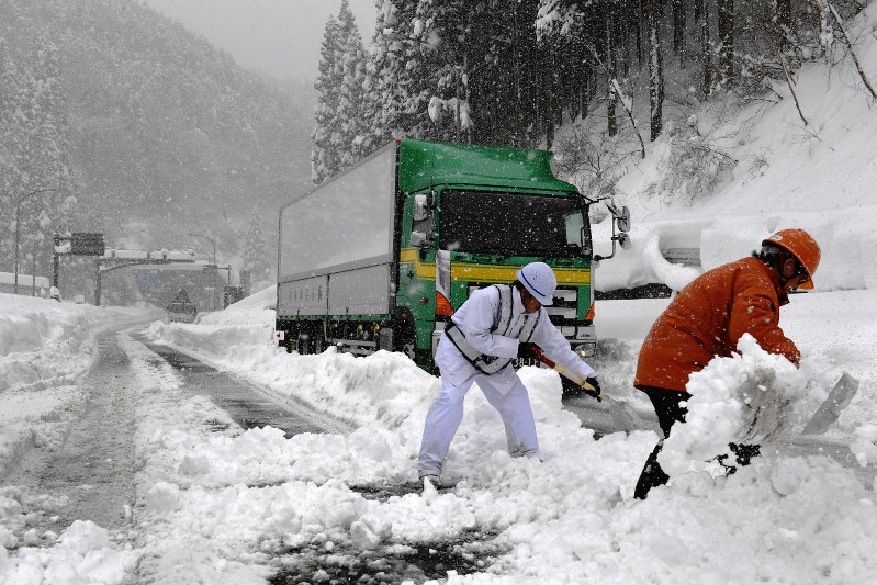 鳥取大雪：300台以上が立ち往生 陸自に災害派遣を要請 [写真特集18