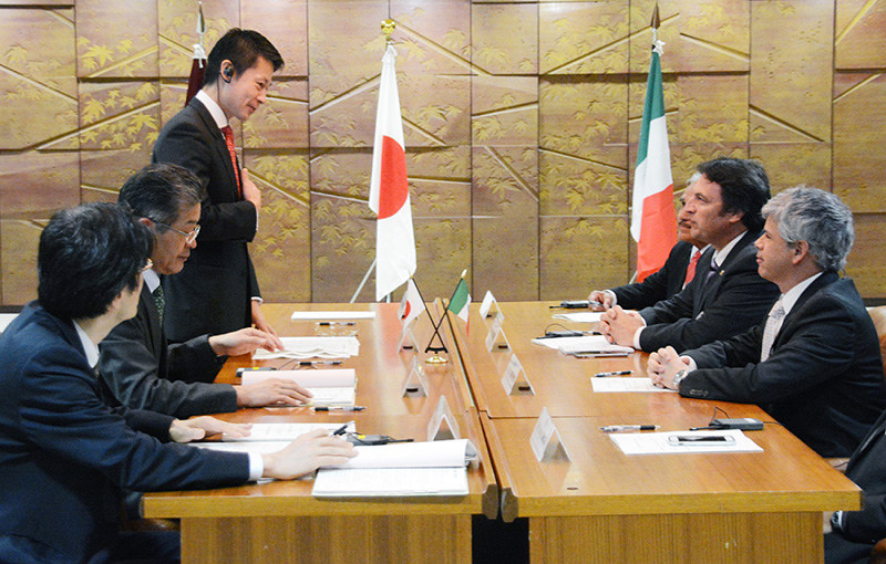 誘致調整会議でメキシコオリンピック委員会幹部(右側)を歓迎する湯崎英彦・広島県知事=広島県庁で、石川将来撮影