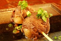 「肉じゃが」（１本２９０円税別、以下同）。肉じゃがを串ものに仕立てたアイデアが光る